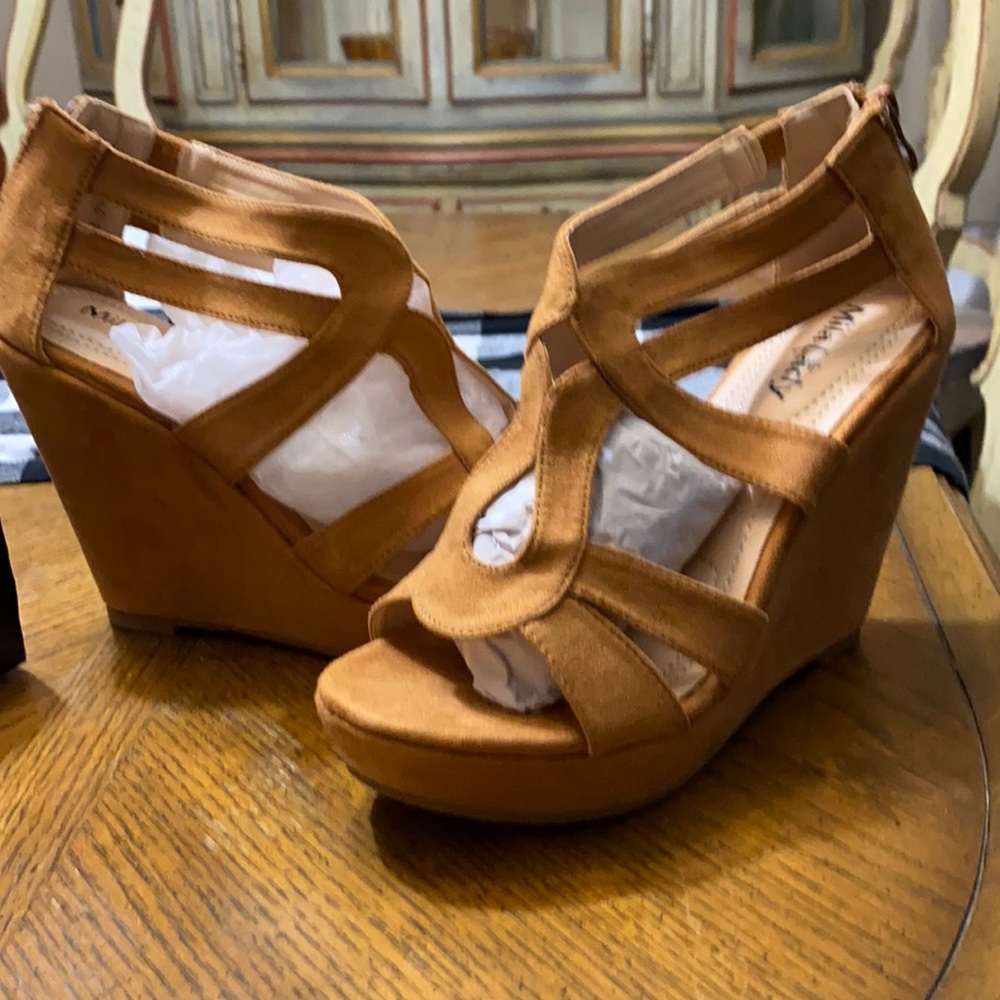 Camel color wedges